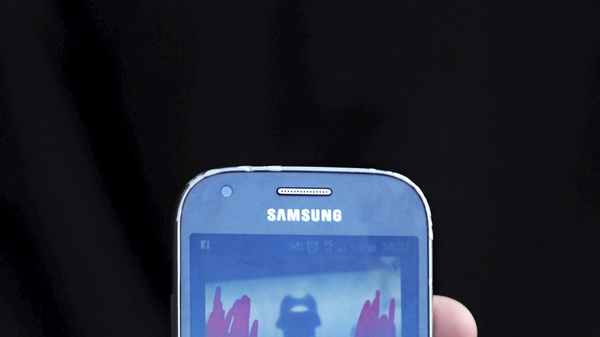På en mobil visas när elever fotas med Anton innan dådet.