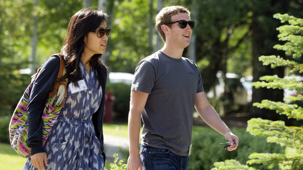 Tillsammans med sin hustru Priscilla Chan skänkte Facebook-grundaren aktier till ett värde av 970 miljoner dollar.
