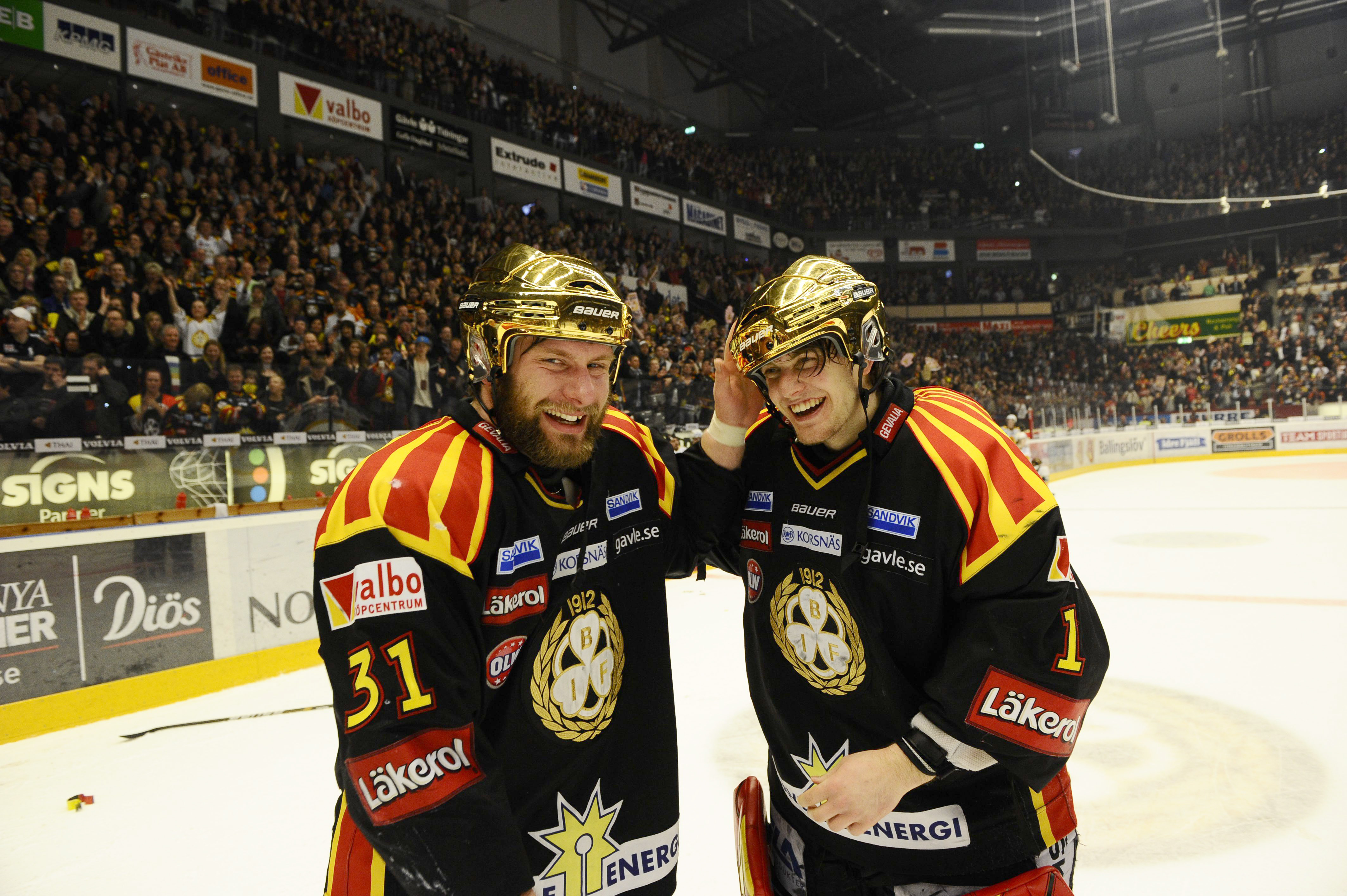 Jonathan Granström och Niklas Svedberg med guldleenden och guldhjälmar.