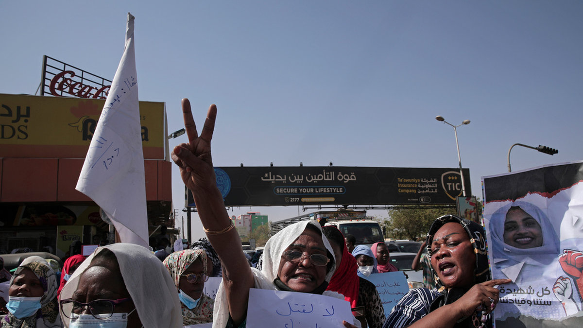 Demonstranter i Sudans huvudstad Khartum. Bilden är från i tisdags.