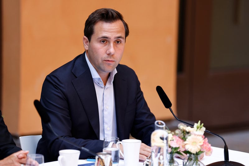 Bistånds- och utrikeshandelsministern Benjamin Dousa (M) är skeptiskt till Israels plan på att tillåta nödhjälp till Gaza från luften. Arkivbild. 