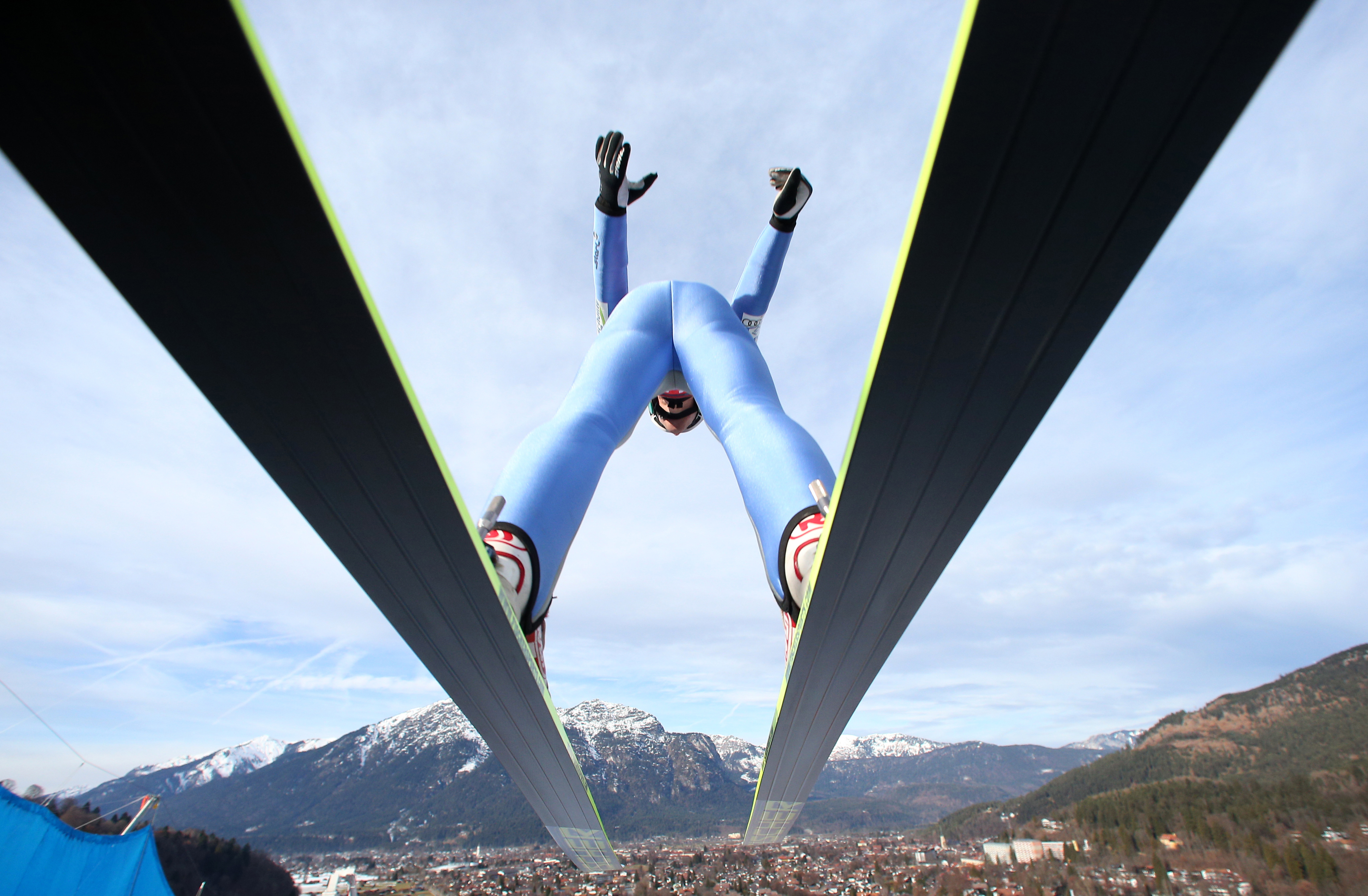 Bulgaren Vladimir Zografski hoppar ut över den klassiska hoppbacken i Garmisch Partenkirchen på nyårsdagen. 