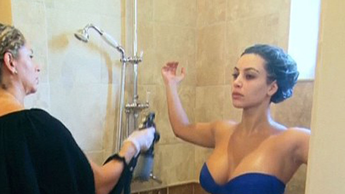 Sprayen ska göra att Kourtney Kardashian känner sig tryggare med sin kropp. 