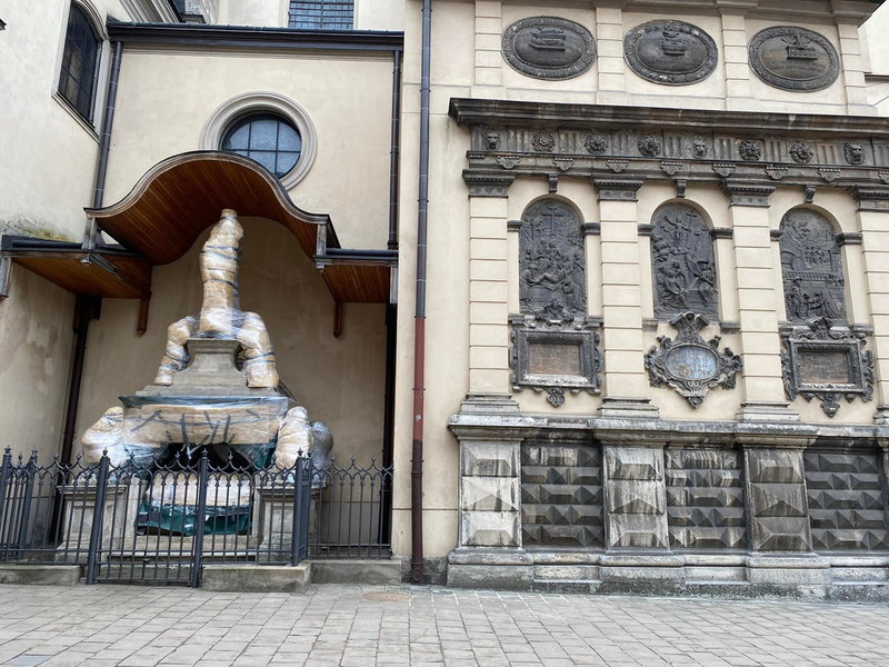 En staty har klätts i skyddsmaterial med förhoppningen att den ska undgå att skadas i kriget.