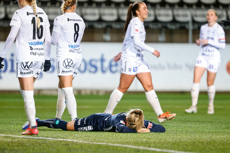 Linköpings Therese Simonsson ligger ner efter en missad målchans under måndagens damallsvenska fotbollsmatch mellan Linköping och IFK Kalmar.