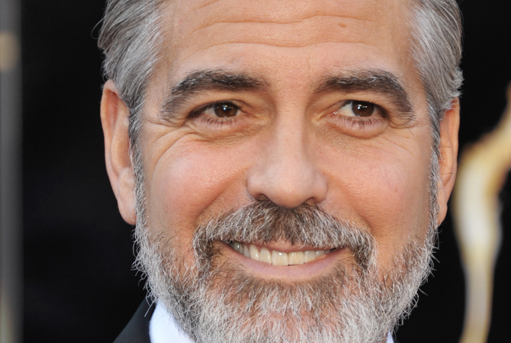 George Clooney är en riktig snåljåp när det kommer till sin sprit. Han märker alla flaskor så ingen smakar en droppe av hans dyra drycker. För ett år sedan skrev även tidningen Star om hur en av hans tidigare anställda avslöjade att han var en "snuskig gris" som rapade och pruttade framför sin hemhjälp. 