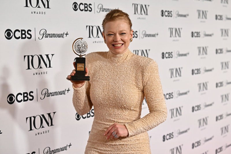 "Succession"-stjärnan Sarah Snook med sitt pris.