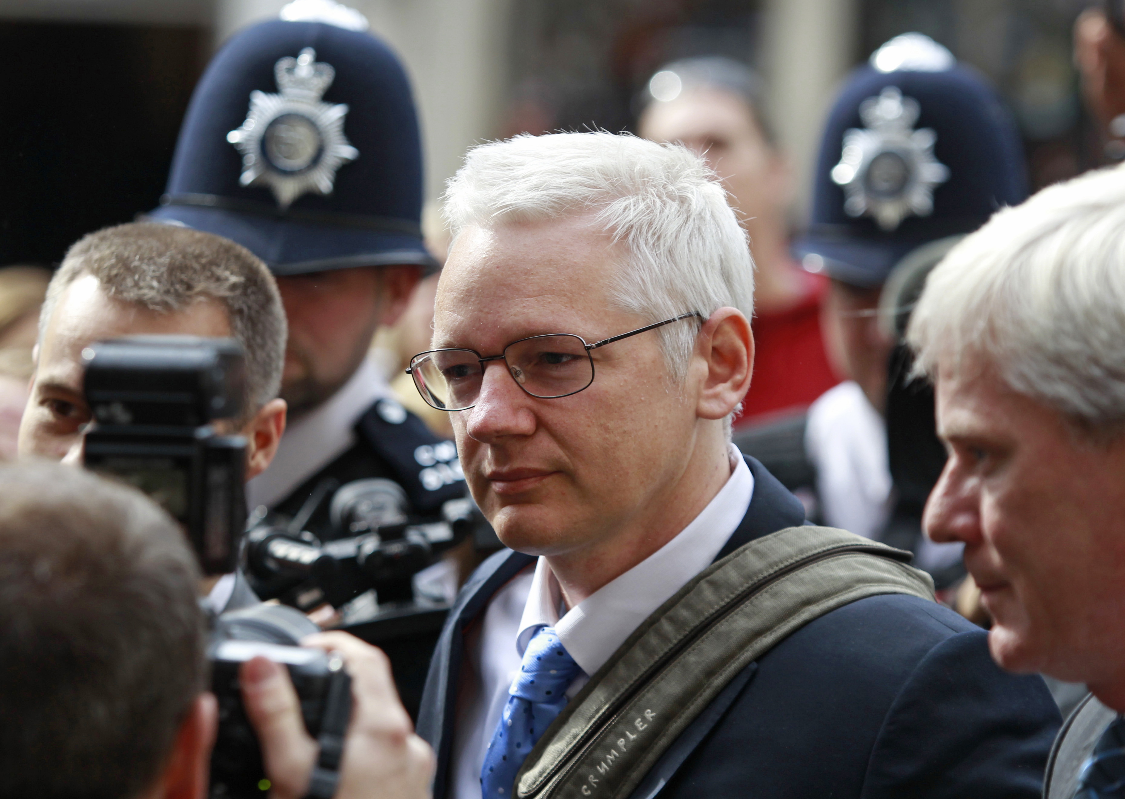 Julian Assange anlände till rätten på tisdagsförmiddagen.