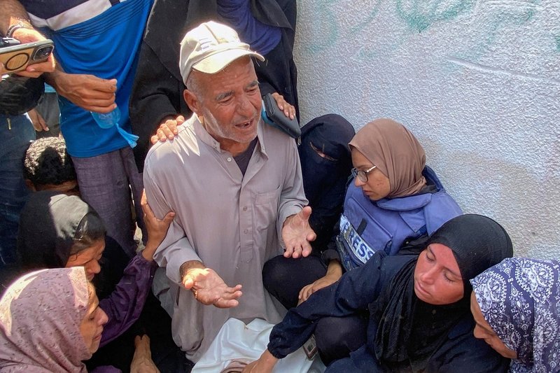 Riyad Dagga, far till journalisten Mariam Abu Dagga som dödades i Israels attack mot Nassersjukhuset i Khan Yunis i Gaza, ber vid sin dotters kvarlevor.