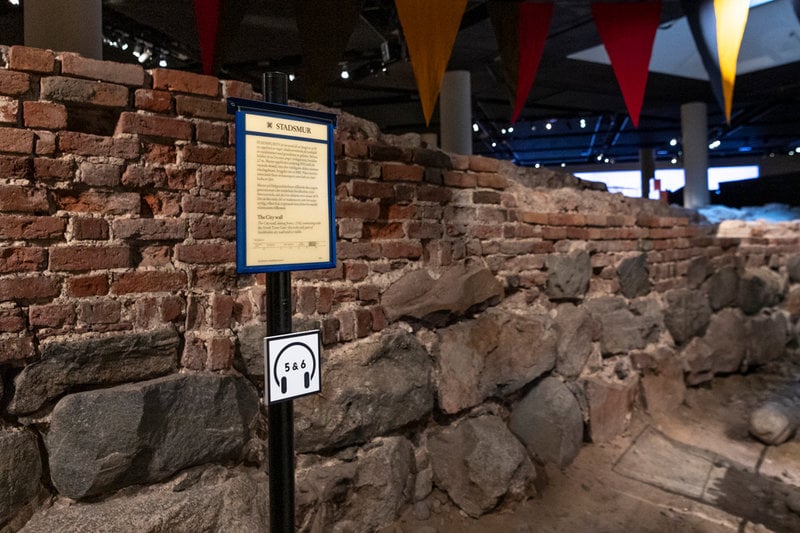 Del av stadsmuren som hittades vid utgrävningen på Helgeandsholmen kan ses på Medeltidsmuseet. Arkivbild.