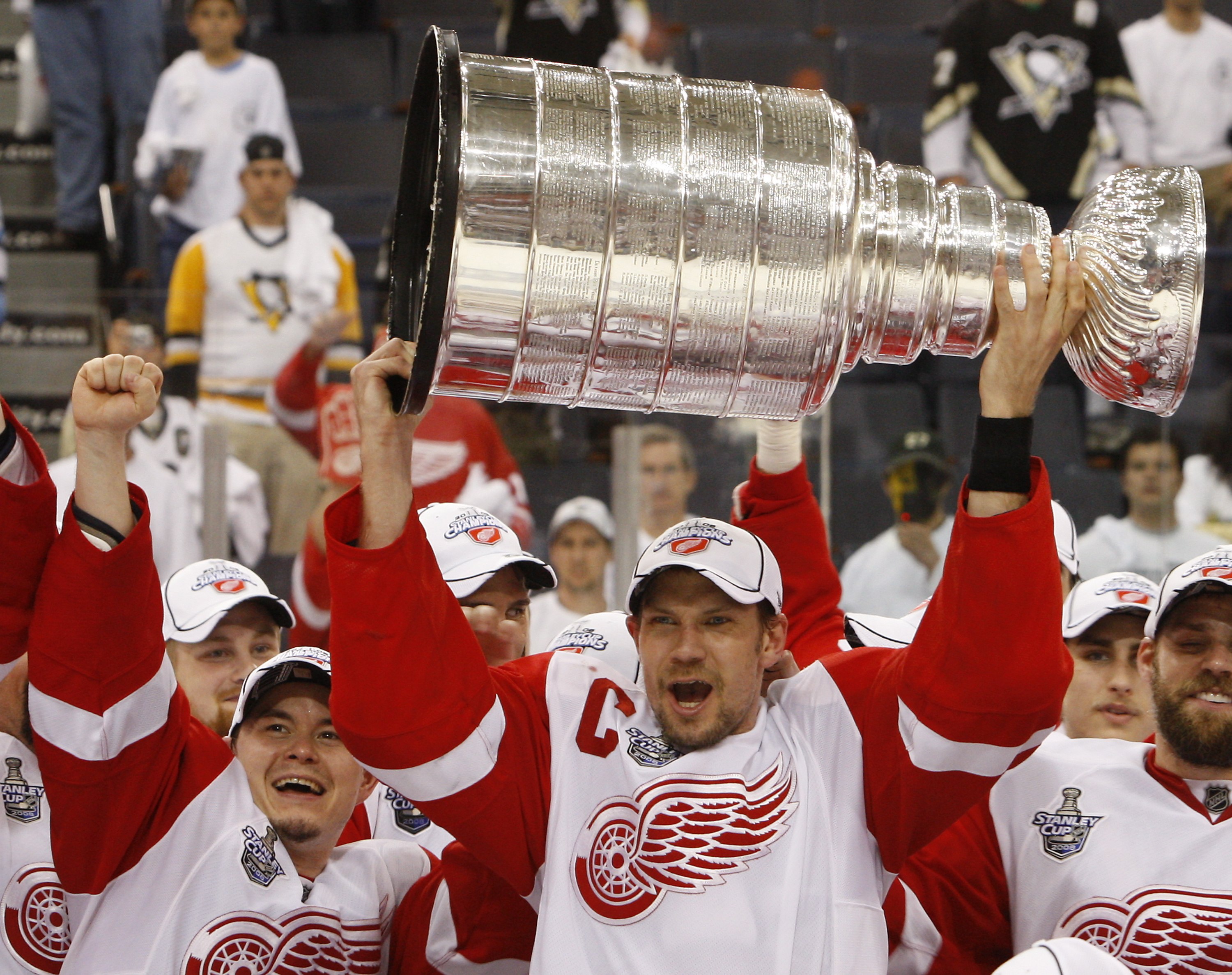 Lidström har fått lyfta Lord Stanleys pokal fyra gånger under sin karriär. Lidström har fått lyfta Lord Stanleys pokal fyra gånger under sin karriär.