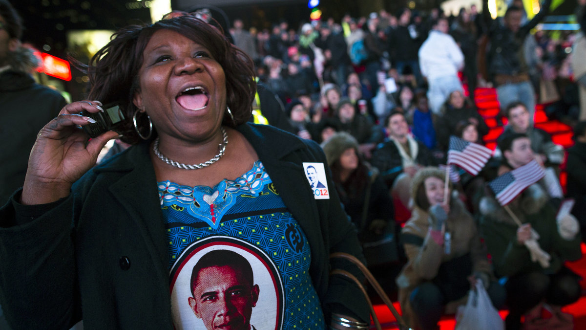 En kvinna reagerar på ett positivt besked om Obama.