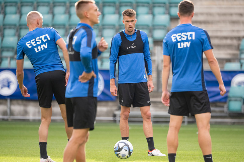 Estlands landslag tränar inför kvällens EM-kval mot Sverige i Tallinn.