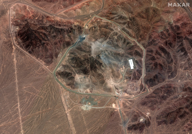 En satellitbild visar anrikningsanläggningen Fordo sedd från luften i tisdags, efter USA:s attack.