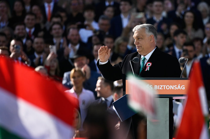 Viktor Orbán talade på en scen utanför parlamentet.