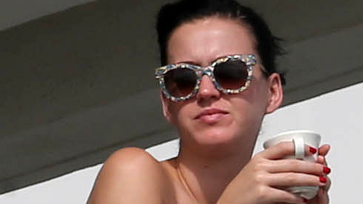 Katy Perry nöjer sig med att få lite sol från balkongen. 