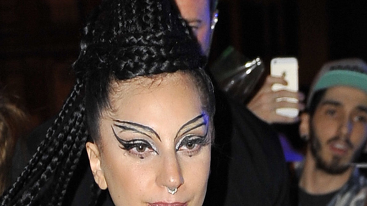 Gaga kör vågad makeup. 