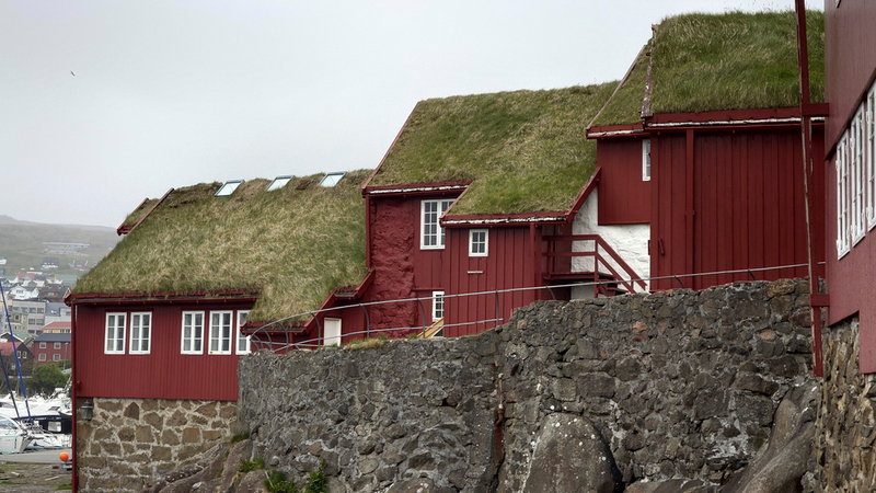 Färjan mellan Island och europeiska fastlandet stannar några timmar i Färöarnas idylliska huvudstad Torshavn.