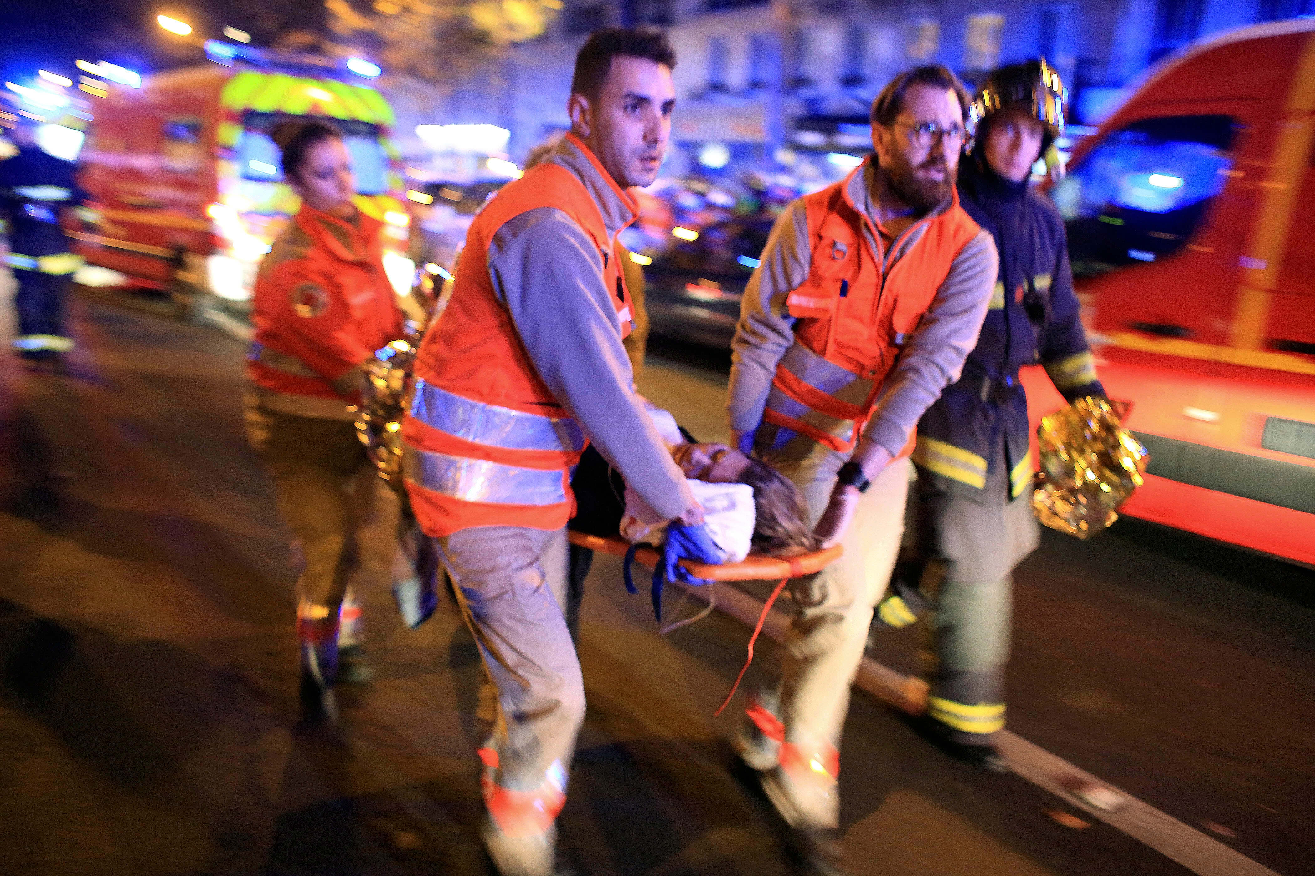 Kvinna blir evakuerad från konserthuset Bataclan
