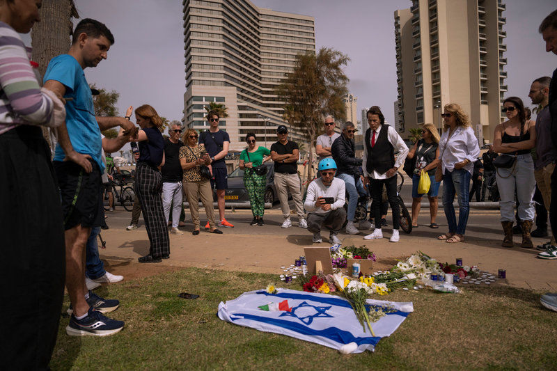 Människor samlades på lördagen för att lägga blommor och tända ljus för den italienske turist som dödades när en misstänkt terrorist körde på flera personer på en strandpromenad i Tel Aviv i fredags.