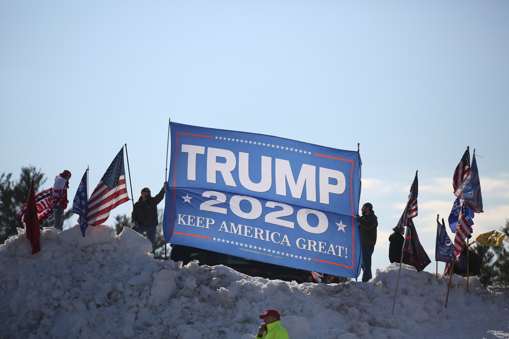 Anhängare till Donald Trump hälsar honom välkommen till Salem i delstaten New Hampshire.