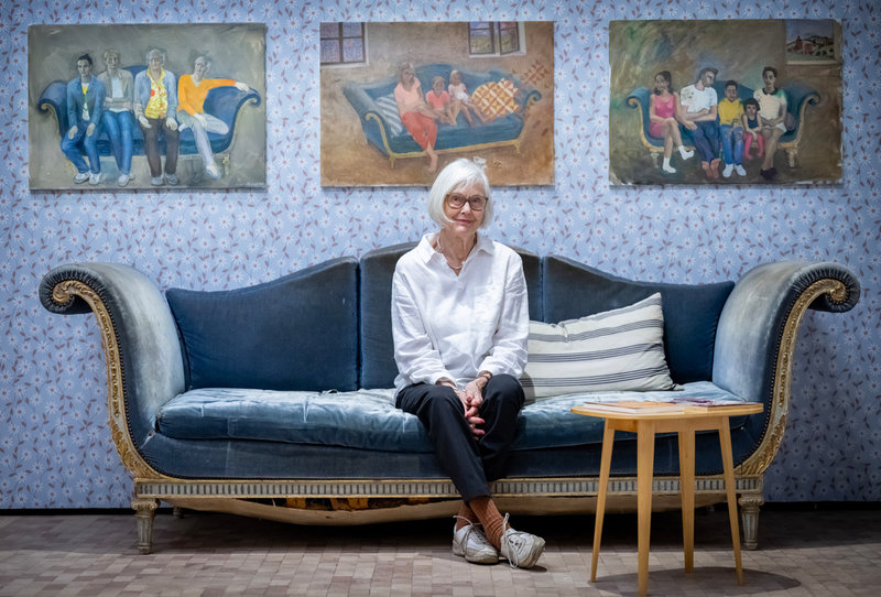 Den här soffan har barnen stojat runt i när de var små och i den har nära och kära porträtterats genom årens lopp. Nu finns den med i utställningen och de besökare som vill är välkomna att provligga. "Den är väldigt skön", säger Gittan Jönsson.