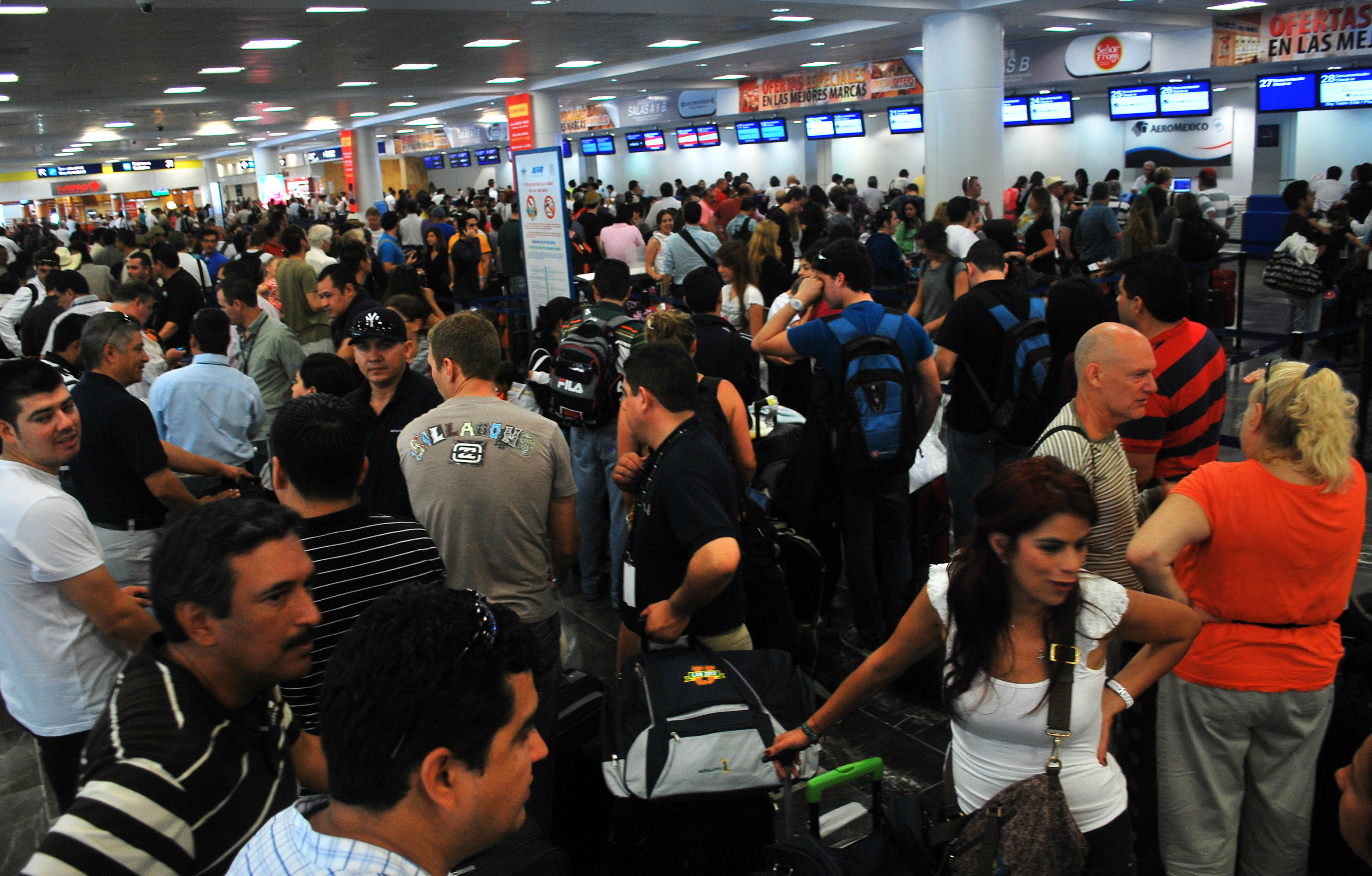 Flygplatserna är överfulla av turister som vill undkomma Rina.
