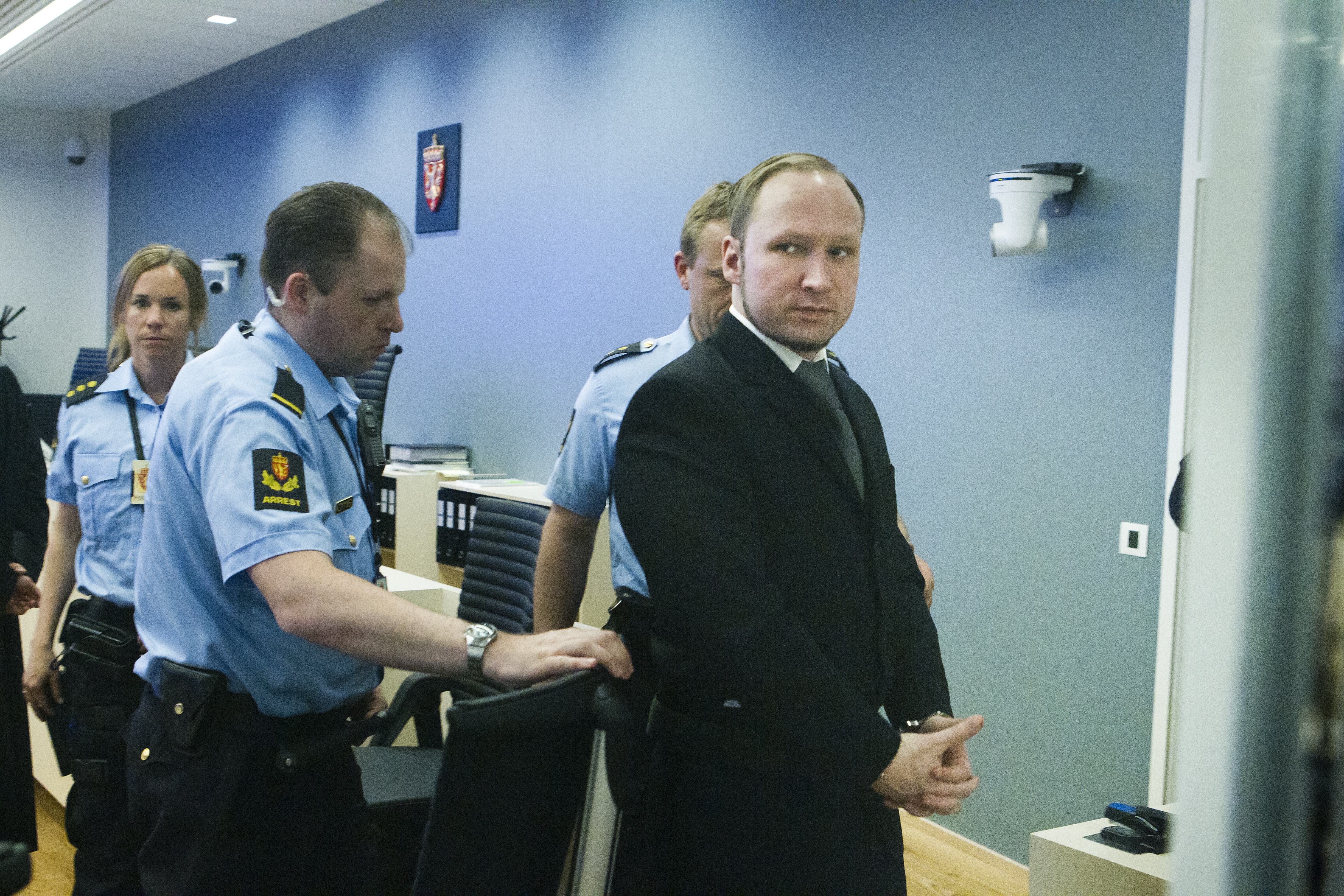 Breivik leds ut från måndagens rättegång.