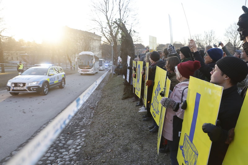 Kortegen möttes av demonstranter.