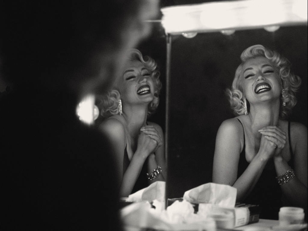 Den bräckliga Norma Jeane (Ana de Armas) frammanar sitt alter ego Marilyn Monroe, i filmen ”Blonde”. Pressbild.
