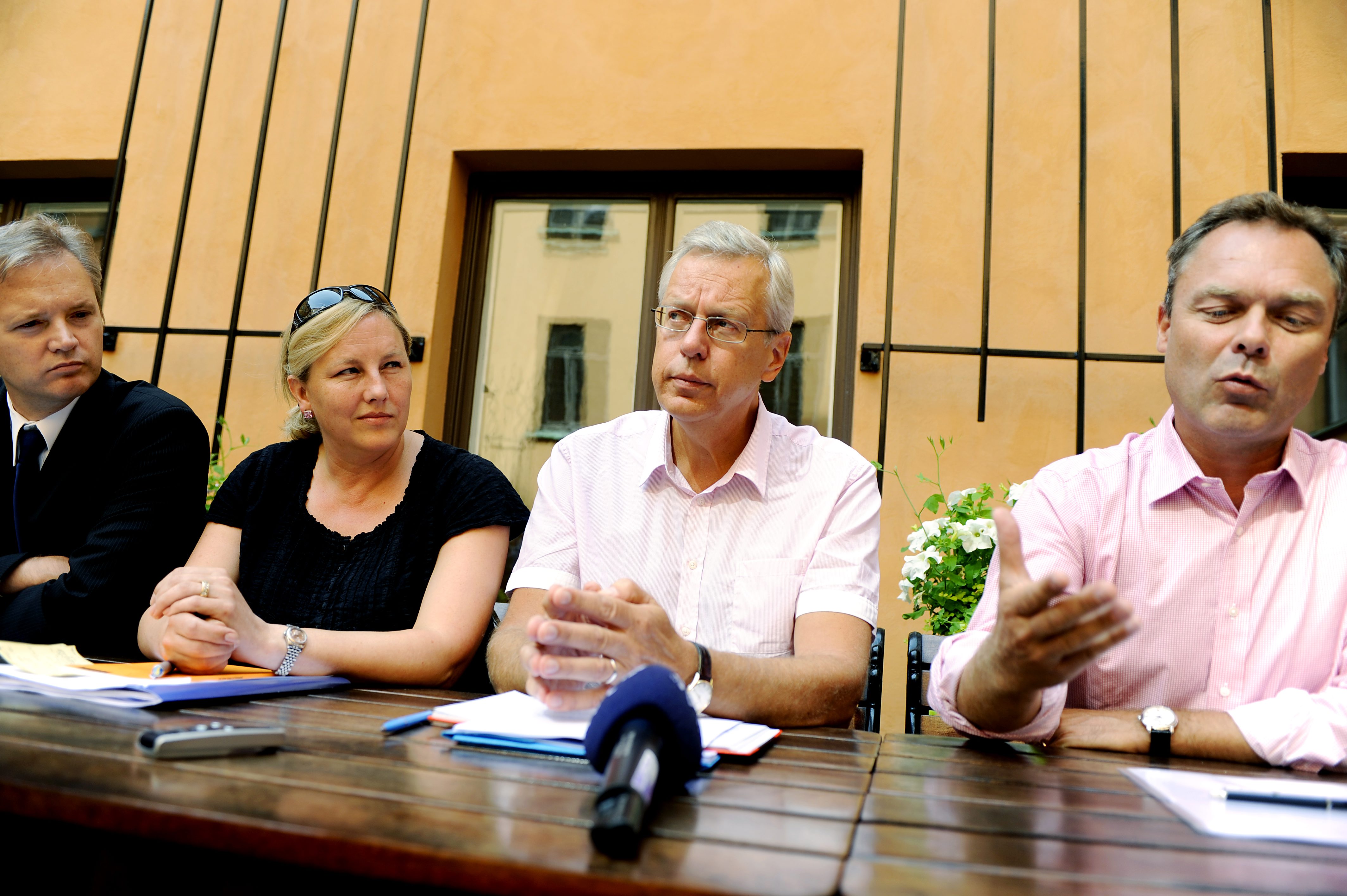Försvarsminister Sten Tolgfors (m), till vänster, sågade i dag partiledare Jan Björklund (fp), till höger, i sin blogg. 