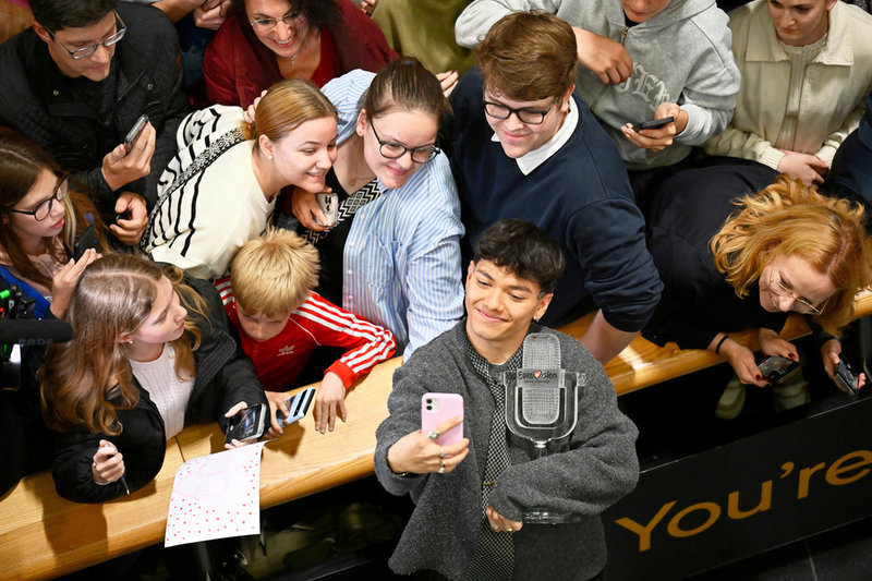 JJ, vars fullständiga namn är Johannes Pietsch, möter fansen på Wiens flygplats.