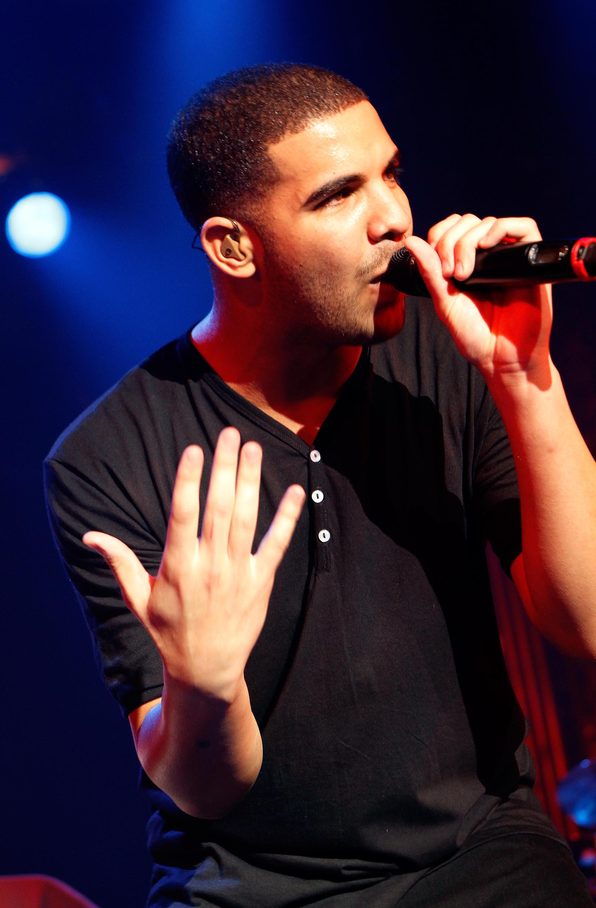Drake tvingas ställa in sin spelning på Roskildefestivalen.