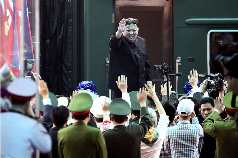 Kim Jong-Un vinkar från tåget på Dong Dangs station i Vietnam i samband med Trump-mötet 2019.