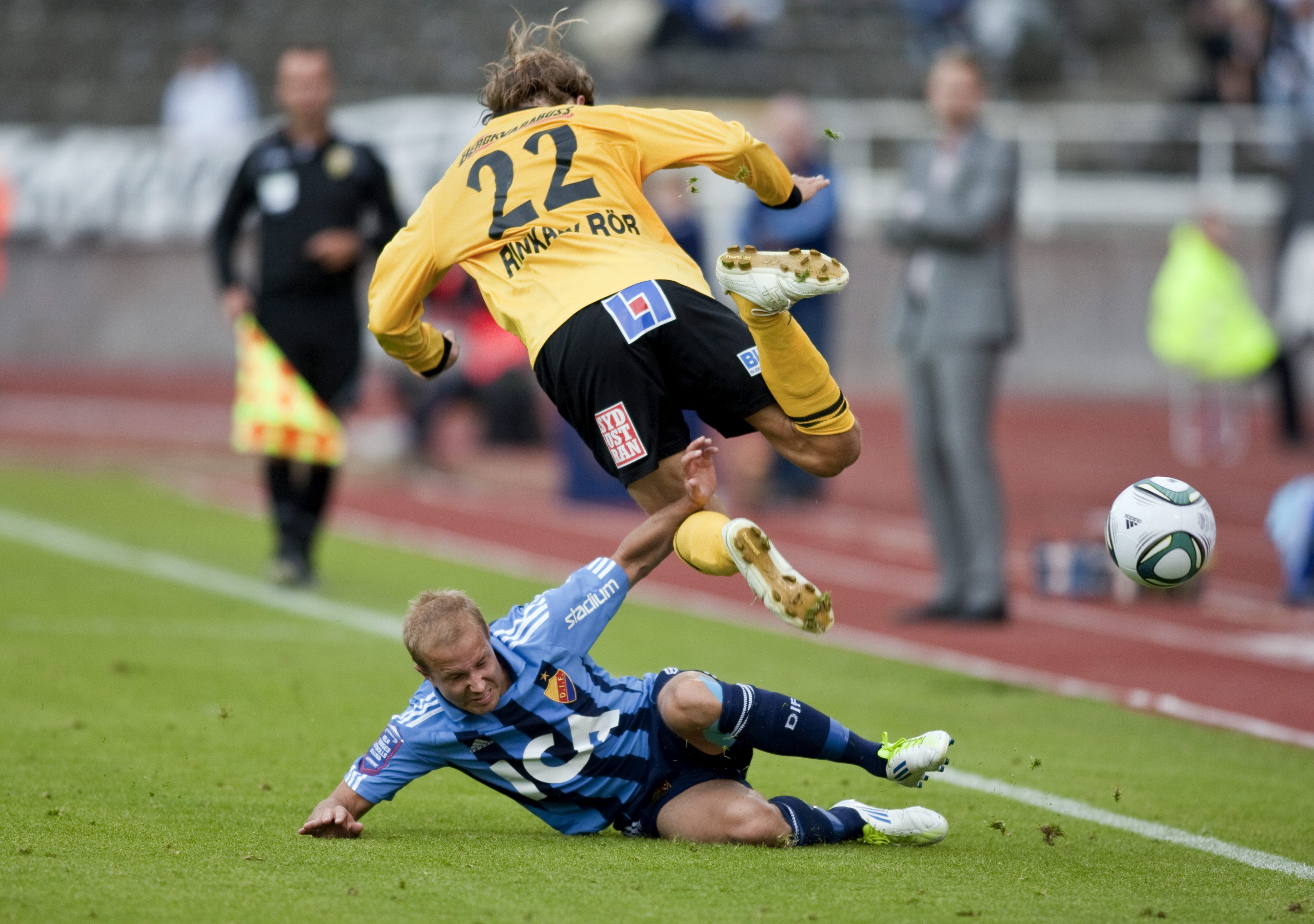 Djurgårdens Petter Gustafsson har fått ett nytt kontrakt efter den senaste raden av välspelade matcher..