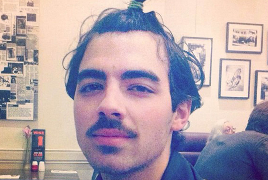 Joe Jonas med liten tofs mitt på huvudet. Joe Jonas med liten tofs mitt på huvudet.