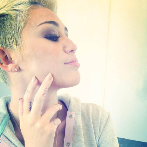 I juli 2011 gjorde Miley texten "karma" på fingret. I juli 2011 gjorde Miley texten "karma" på fingret.