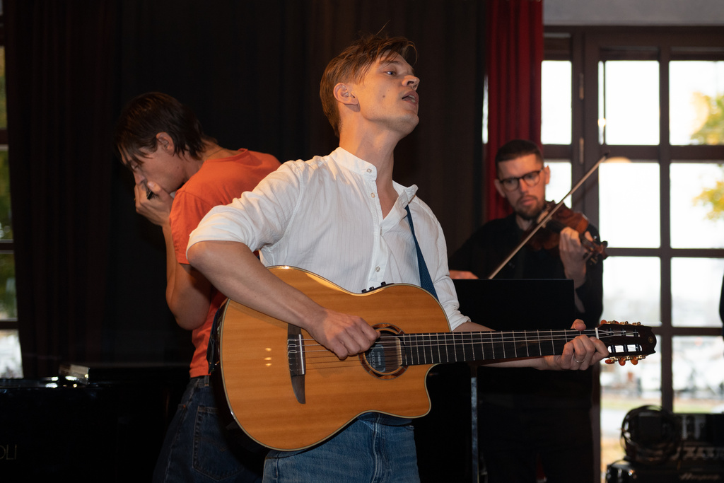 Viktor Norén och Moonica Mac i "Hair"