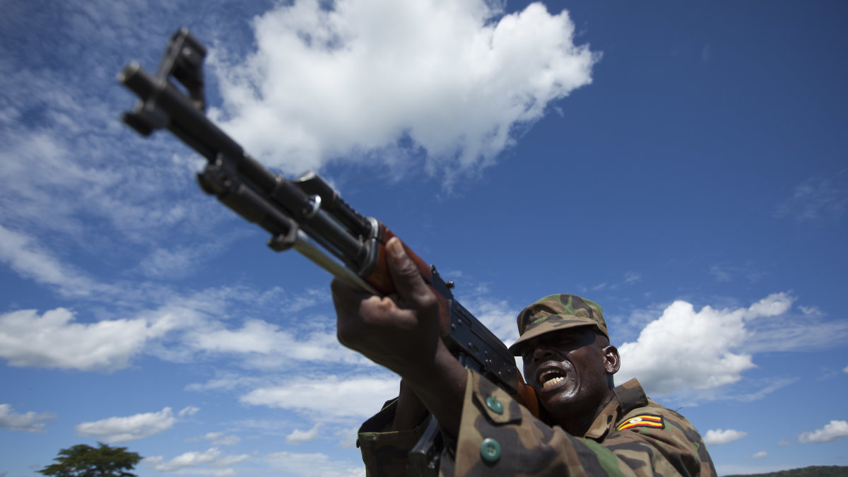 En soldat från Uganda People's defence force i vapenträning. Han ingår i den internationella styrka som slåss mot El Shabab i Somalia. 