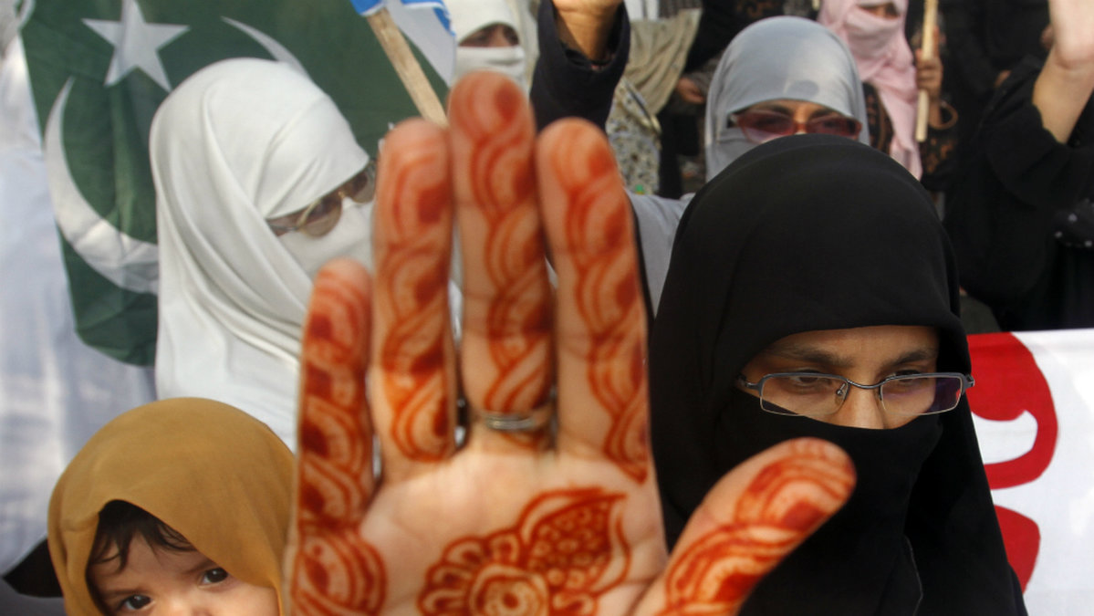 Kvinnor i Pakistan demonstrerar för sin rätt att bära slöja.