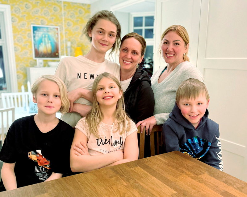 Sveta Suvorova (bakre raden vänster) och hennes sjuårige son Maxim Suvorov (nedre raden vänster) fick flytta in hos Malin Hermansson (bakre raden i mitten) och hennes familj.