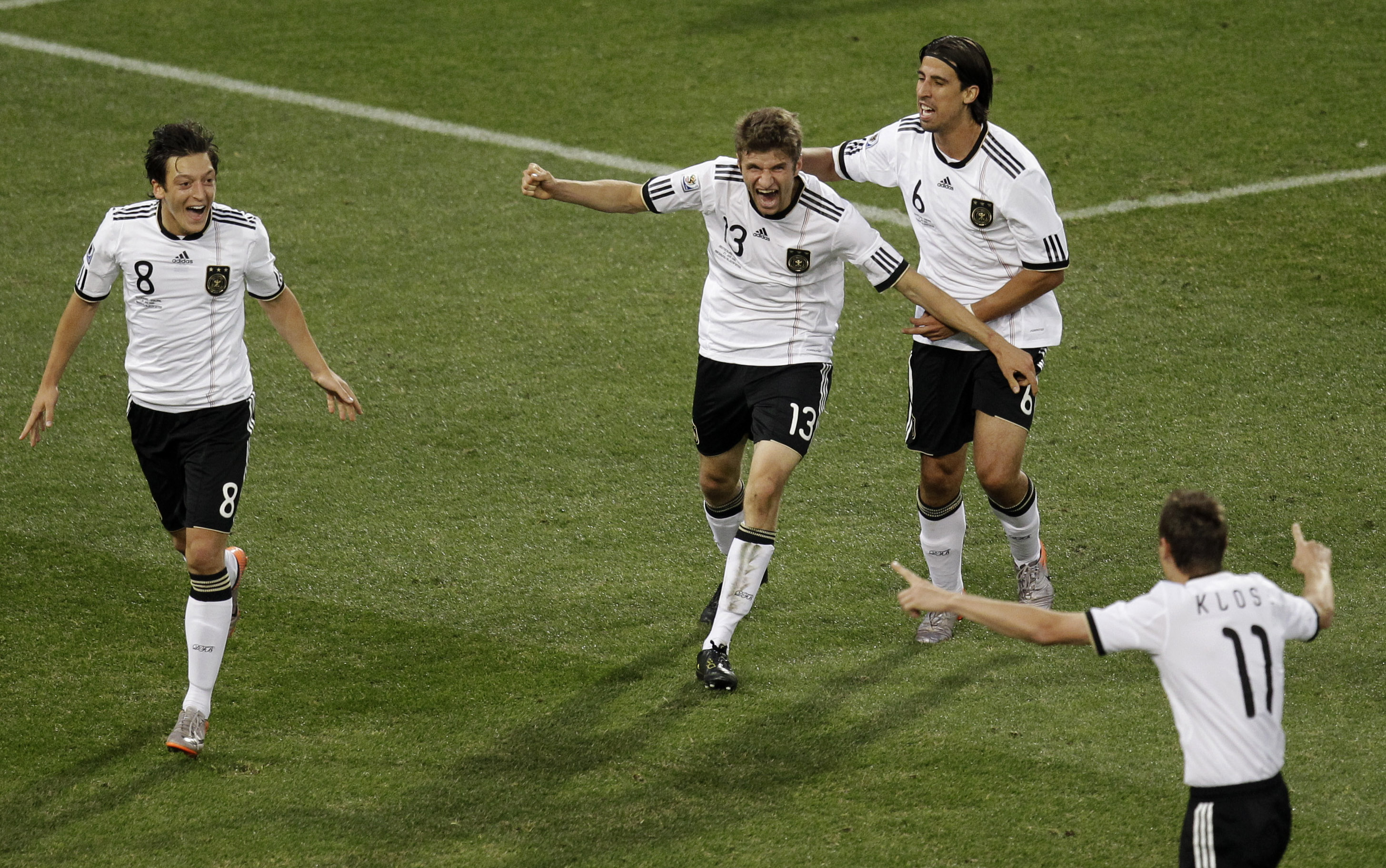 Thomas Müller firar ett av sina mål.