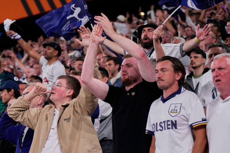 Stor glädje hos de tillresta Tottenhamsupportrarna på San Mamés-stadion i Bilbao.