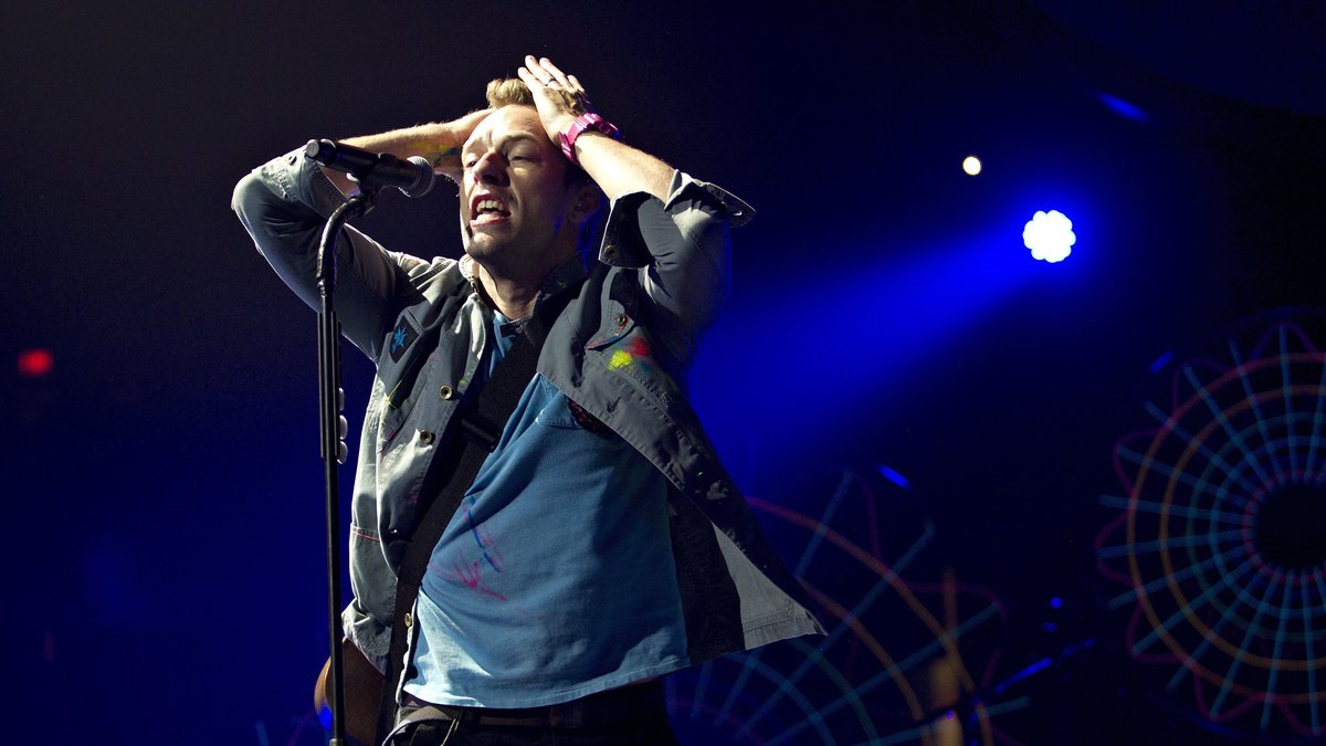 Chris Martins fan ställde sig i Martins trädgård och sjöng Coldplay-låtar.