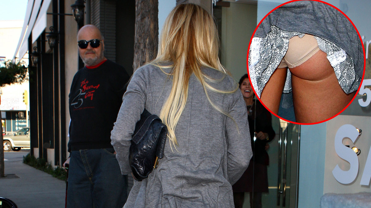 Lindsay Lohans kjol fastnade i hennes hudfärgade trosor. 
