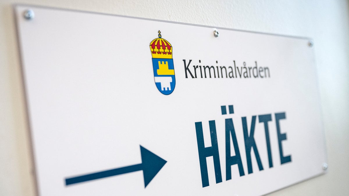 Intagna skriker till varandra genom väggarna på häktet