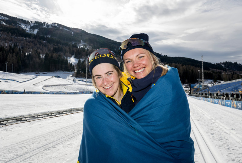 De två svenska deltagarna på OS-femmilen – guldmedaljören Ebba Andersson, vänster, och Emma Ribom som slutade tia.