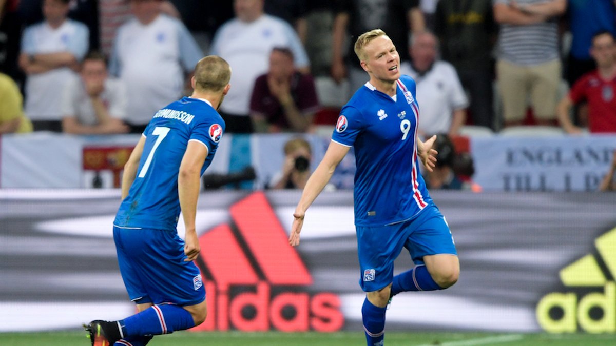Island fick tidigt en straff mot sig som Rooney satte i mål, men de vände.