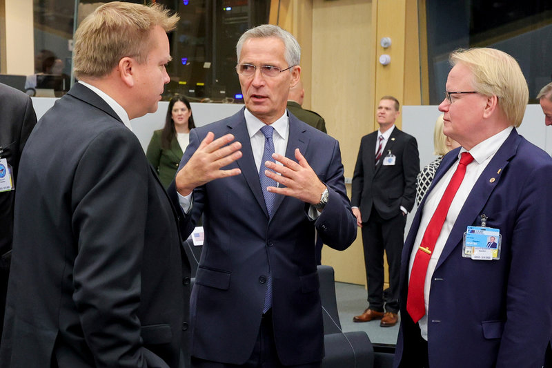 Natochefen Jens Stoltenberg i samspråk med Finlands försvarsminister Antti Kaikkonen och Sveriges avgående försvarsminister Peter Hultqvist. Arkivbild.