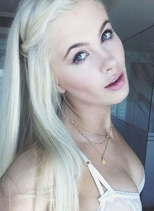 Ireland Baldwin i vitt behå. Ireland Baldwin i vitt behå.